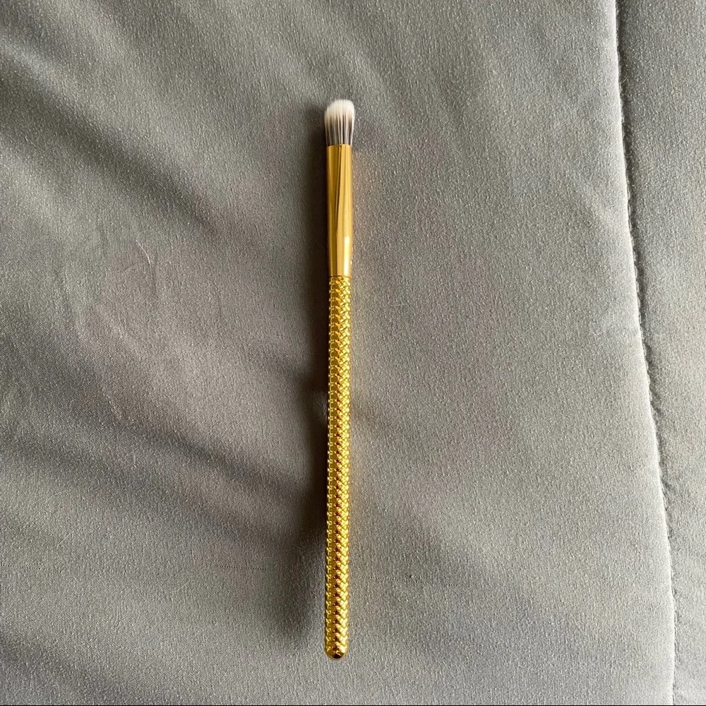 Free with a bundle🔥New eye brush